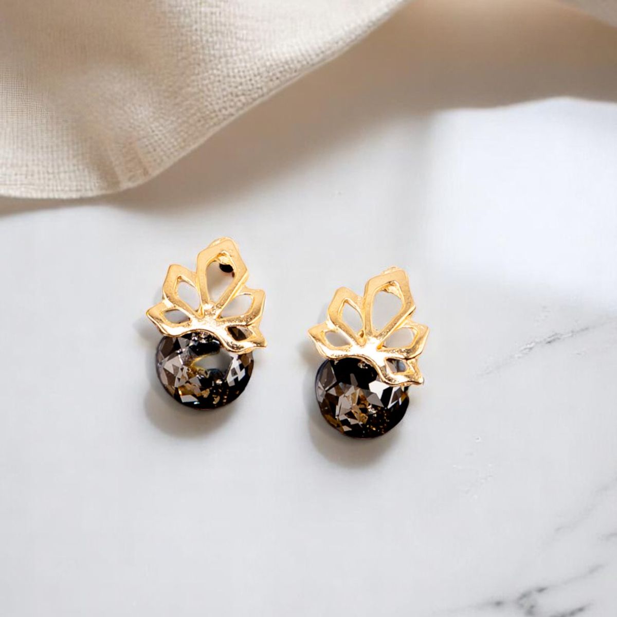 JOYAS MONTERO - Aros Bali Gold 24K Cristal Genuino Silver Night