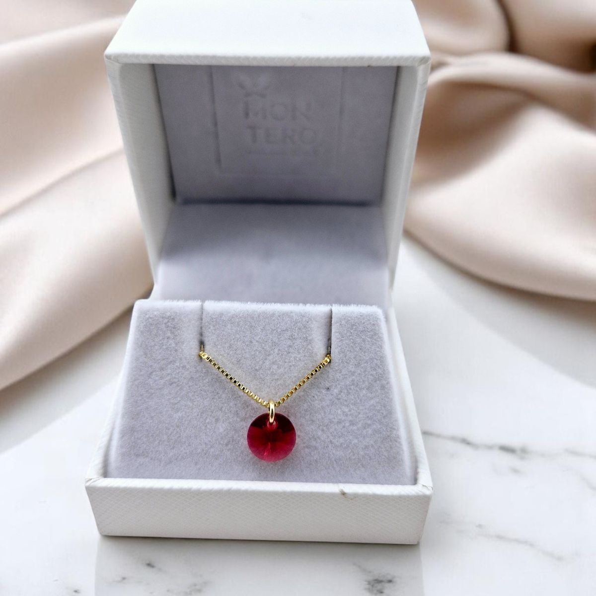 JOYAS MONTERO - Collar Punto de Luz Gold 24K  creado con cristales de Swarovski® Scarlet