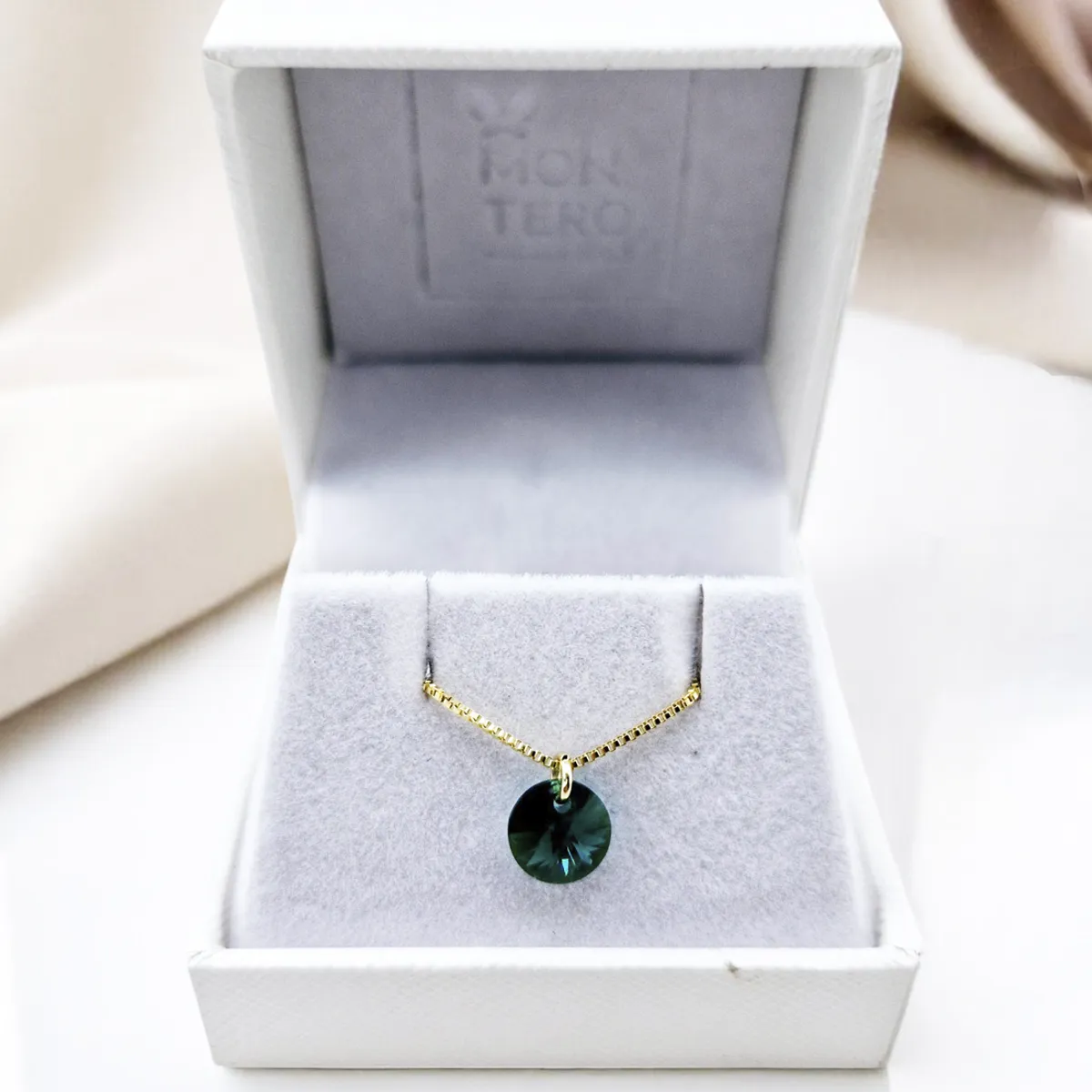 JOYAS MONTERO - Collar Punto de Luz Gold 24K creado con cristales de Swarovski® Emerald