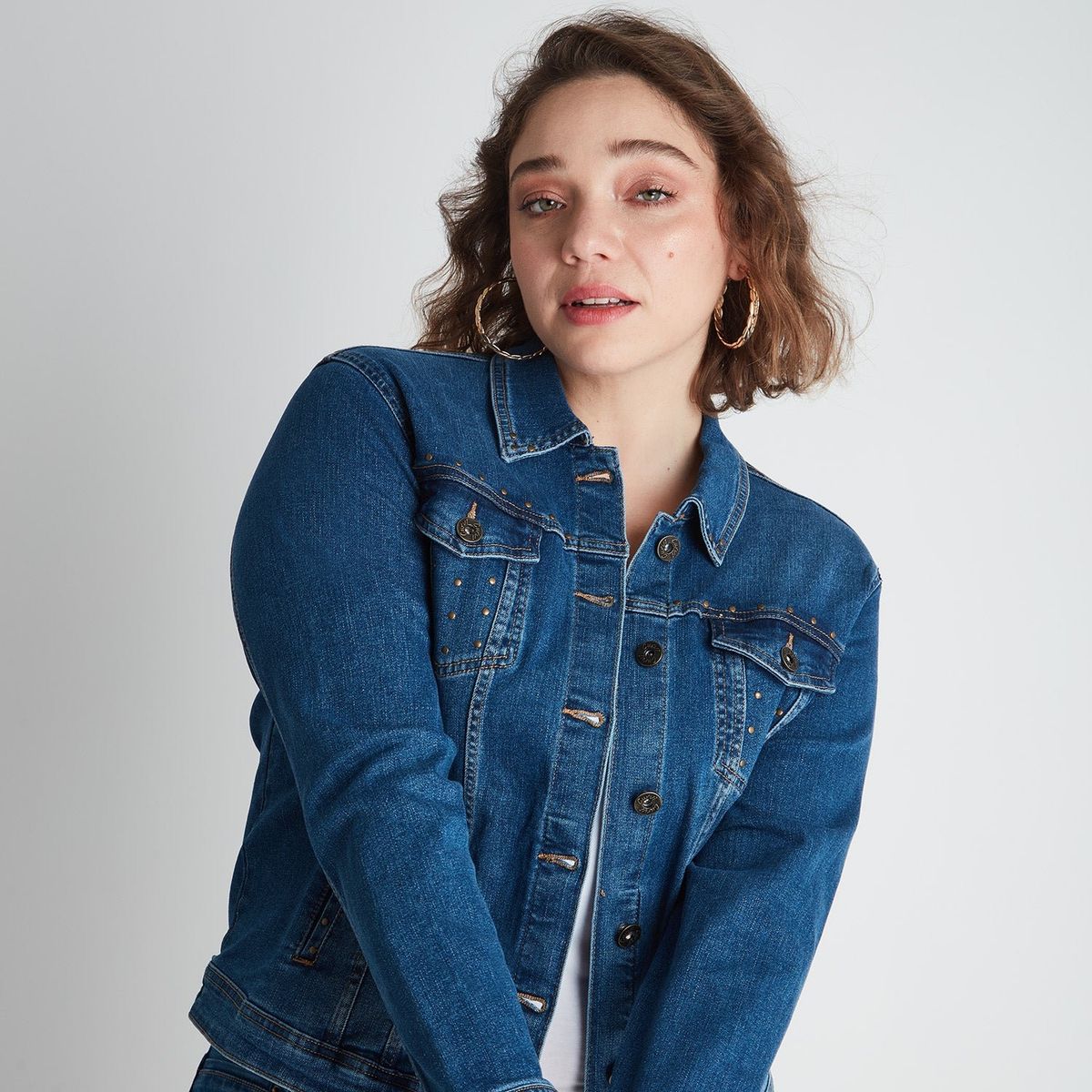 CURVI - Chaqueta Mezclilla Con Aplicación De Tachas Mujer Curvi