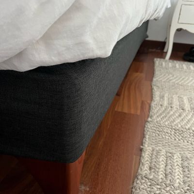 Imagen 2 del producto Faldón Elasticado Nido 1.5 Plaza Gris Oscuro