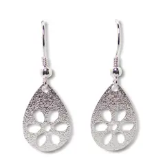 ANDREA COGGIOLA JOYAS - Aros Colgantes Gota Flor Calada Satinada Plata Fina 925
