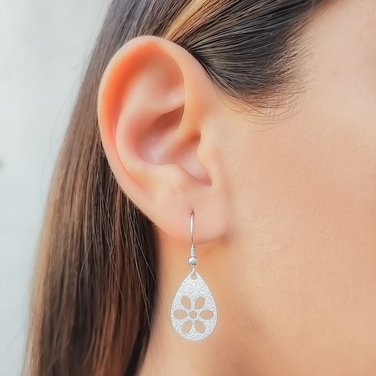 COGGIOLA - Aros Colgantes Gota Flor Calada Satinada Plata Fina 925