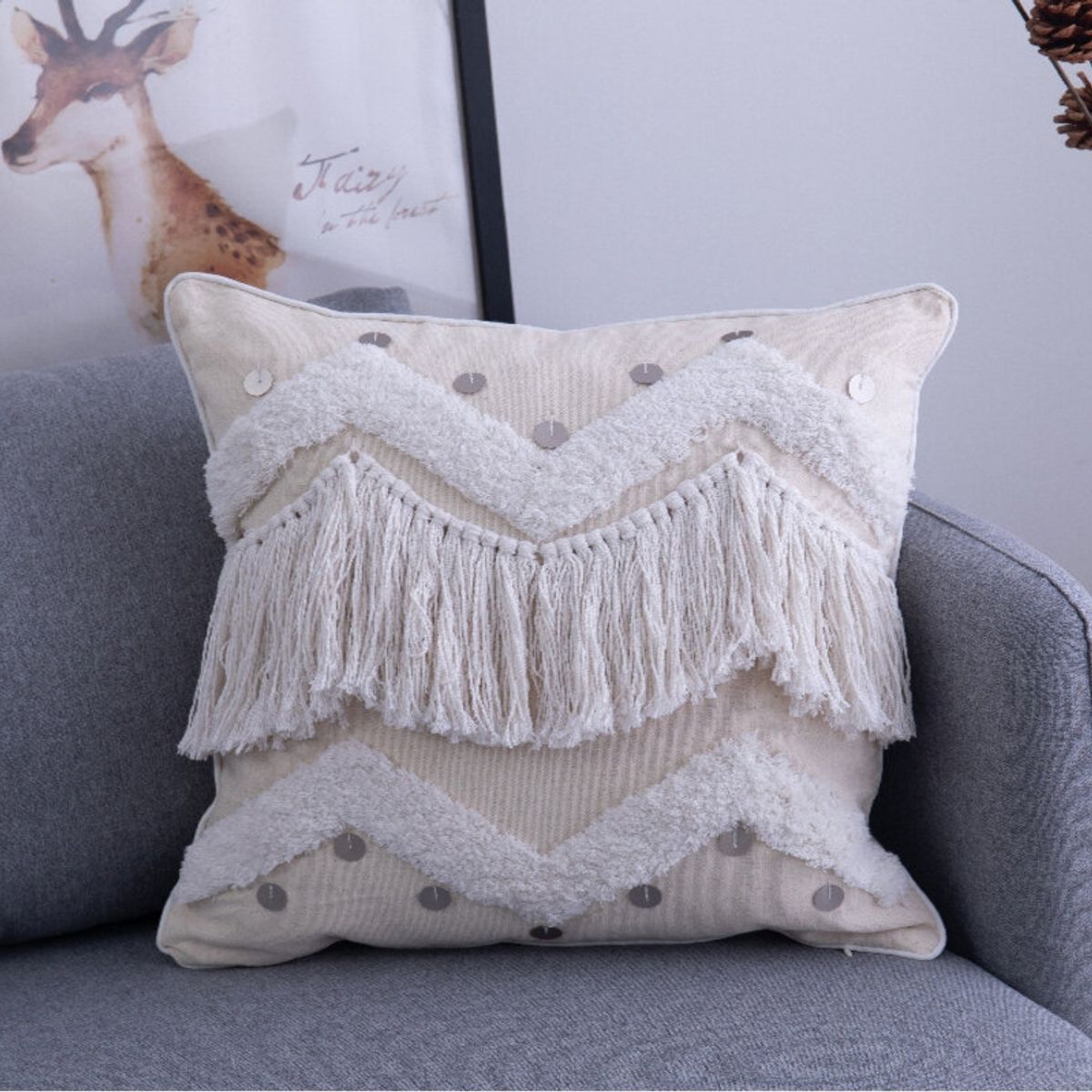 BOHEMIK - Cojín Bordado Geométrico Blanco con Cadena de Borlas