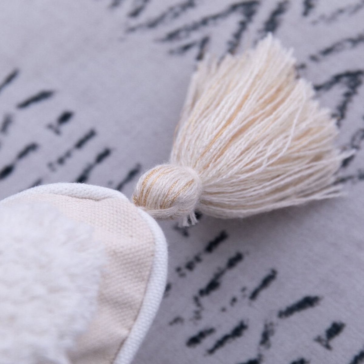 BOHEMIK - Cojín Bordado ZigZag Blanco Con Cadena De Borlas