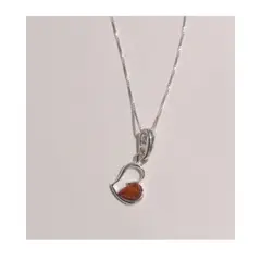 AMBARI - Colgante de ámbar medio corazón pequeño.
