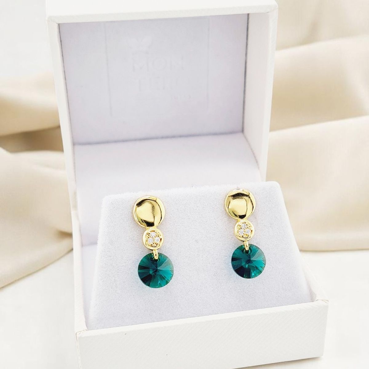 JOYAS MONTERO - Aros Punto De Luz Gold 24K creado con cristales de Swarovski® Emerald