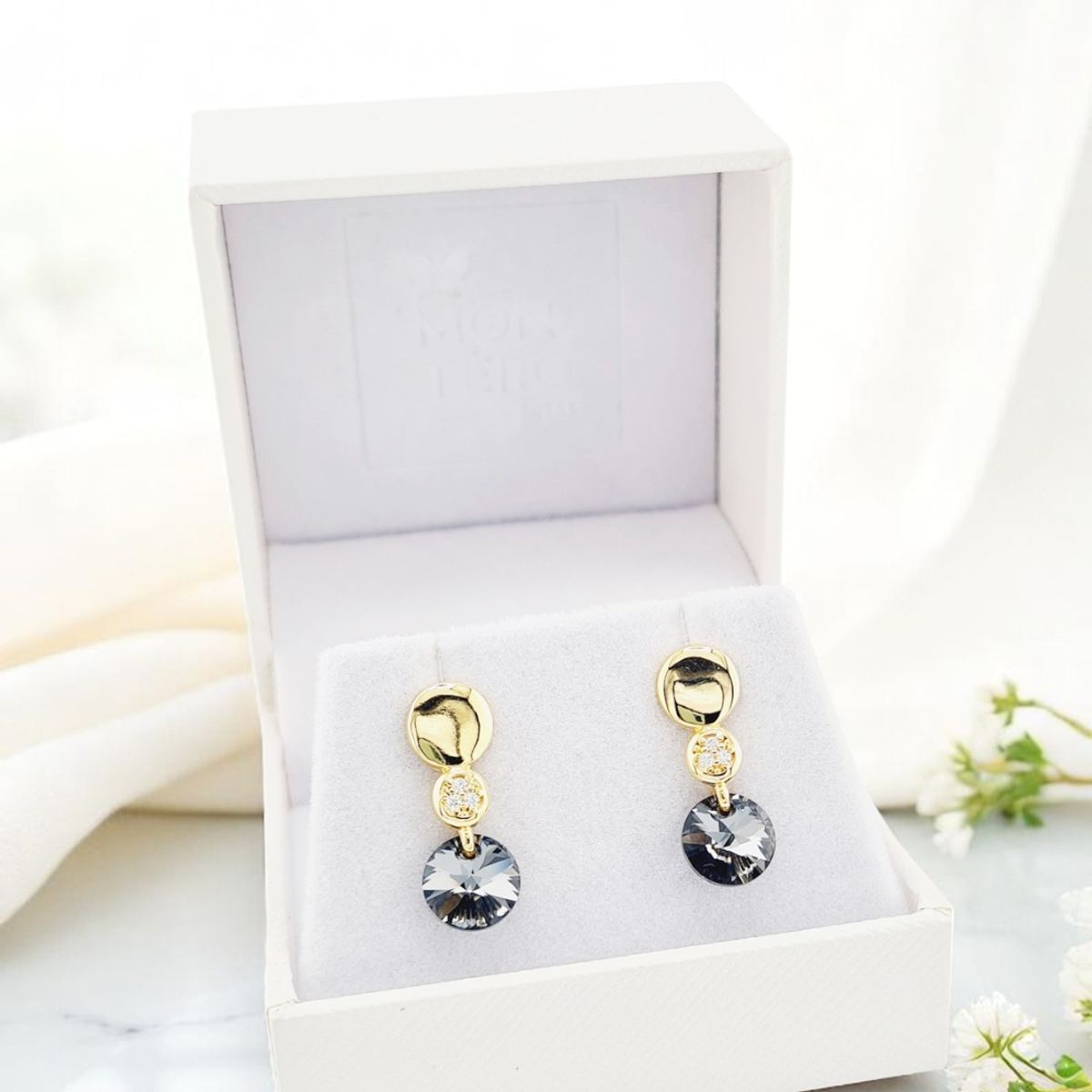 JOYAS MONTERO - Aros Punto De Luz Gold 24K creado con cristales de Swarovski® Silver Night