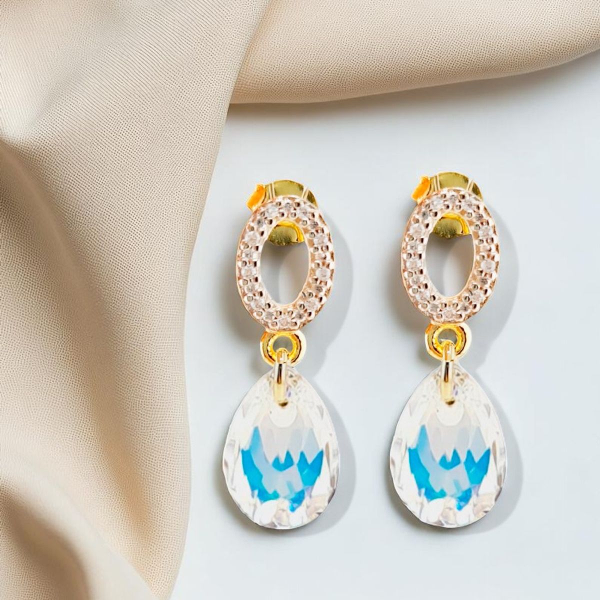 JOYAS MONTERO - Aros Gota de Luz Gold 24K  creado con cristales de Swarovski® Aurora Boreal