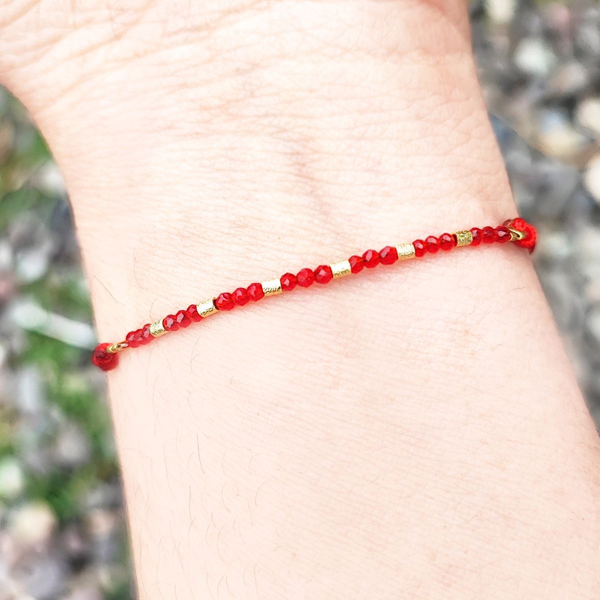 ANDREA COGGIOLA JOYAS - Pulsera Cristal Rojo Enchapado Oro 18K Cordón Rojo