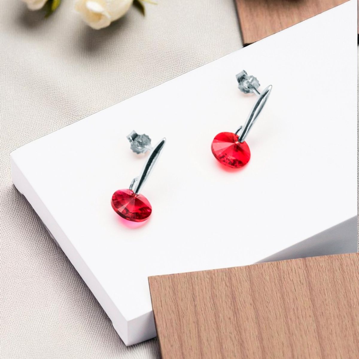 JOYAS MONTERO - Aros Punto De Luz Plata 925 creado con cristales de Swarovski® Scarlet