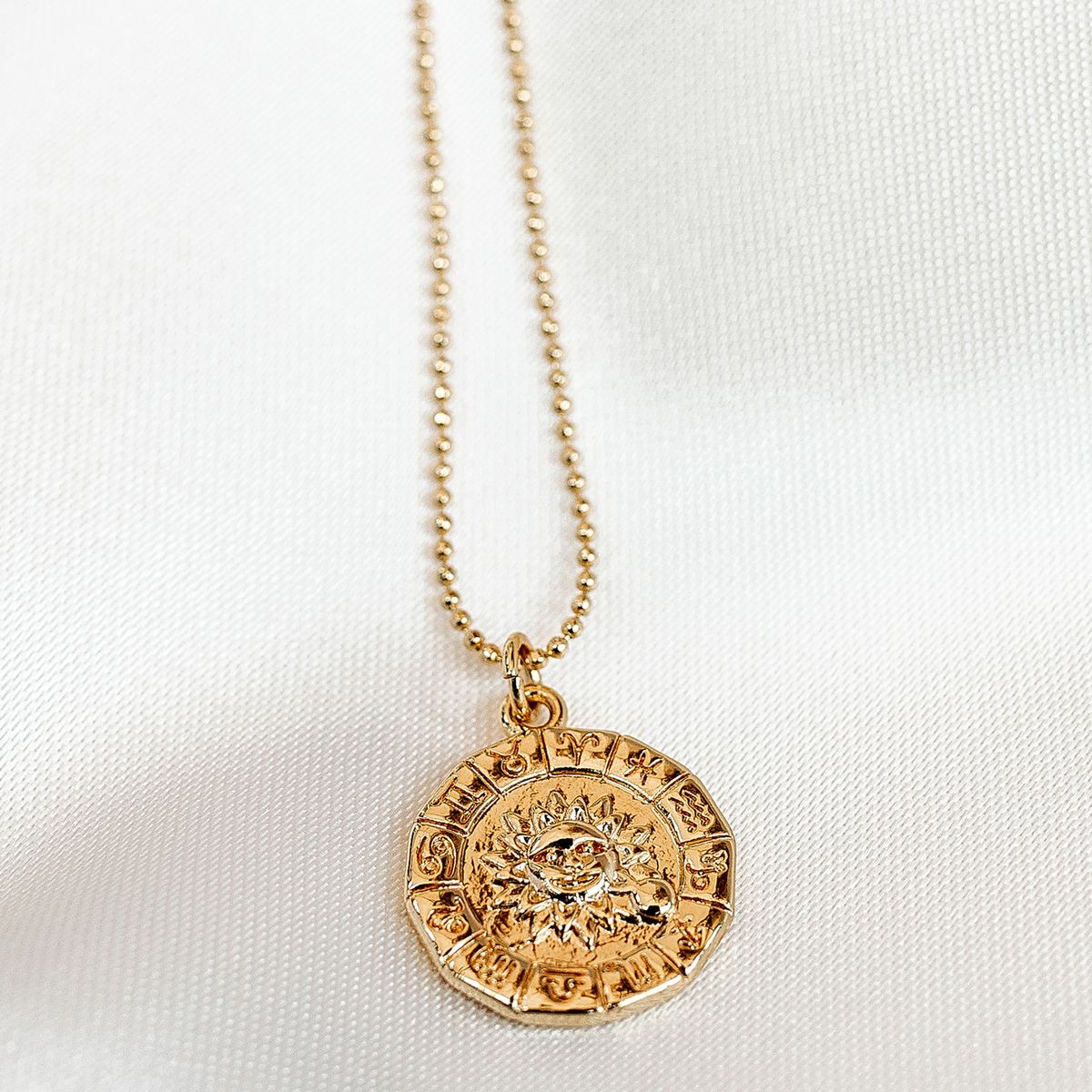 MANIFESTO - Cadena de pelotitas de 45 centímetros con colgante Zodiaco