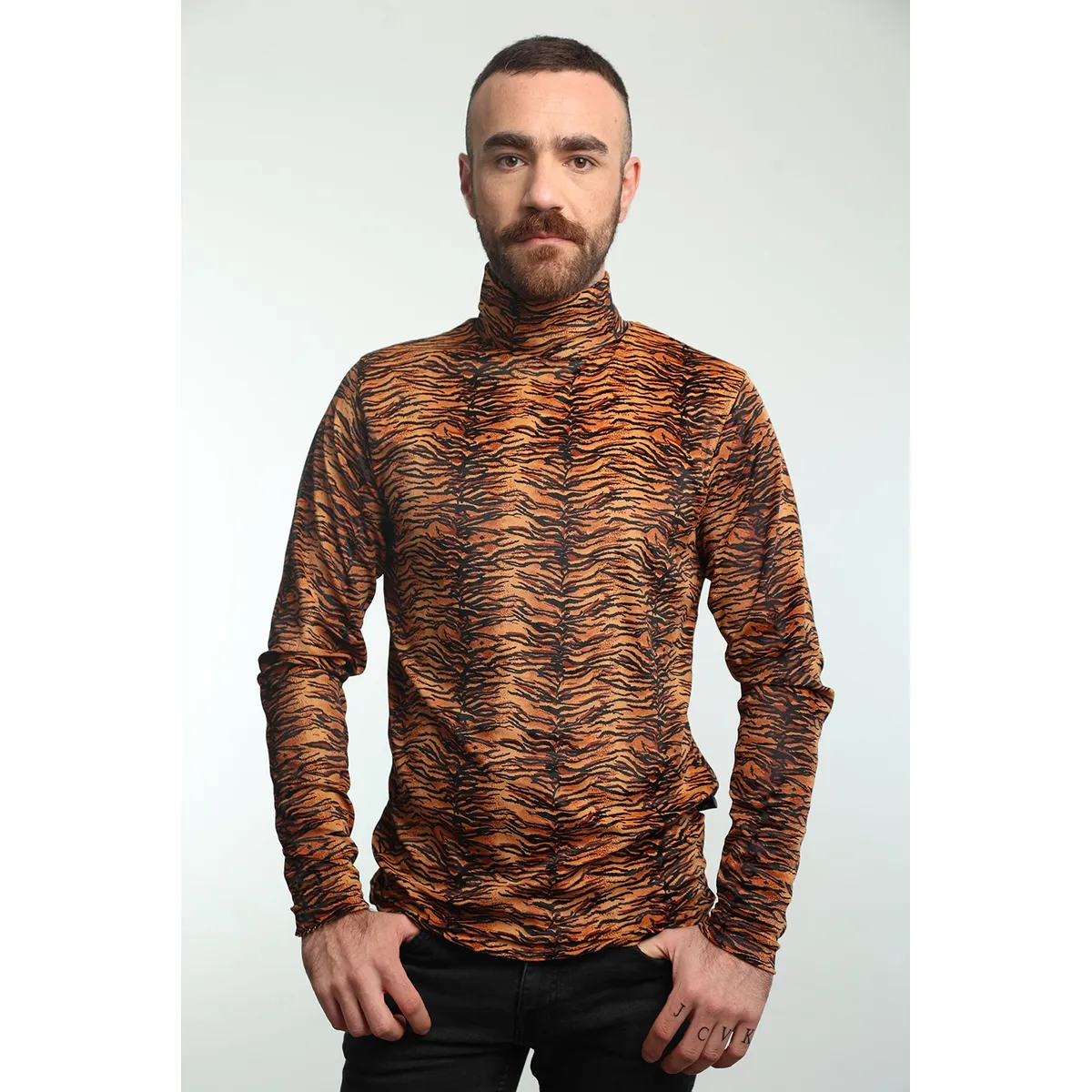 GENERICO - Beatle Estampado Tigre Manga Larga.