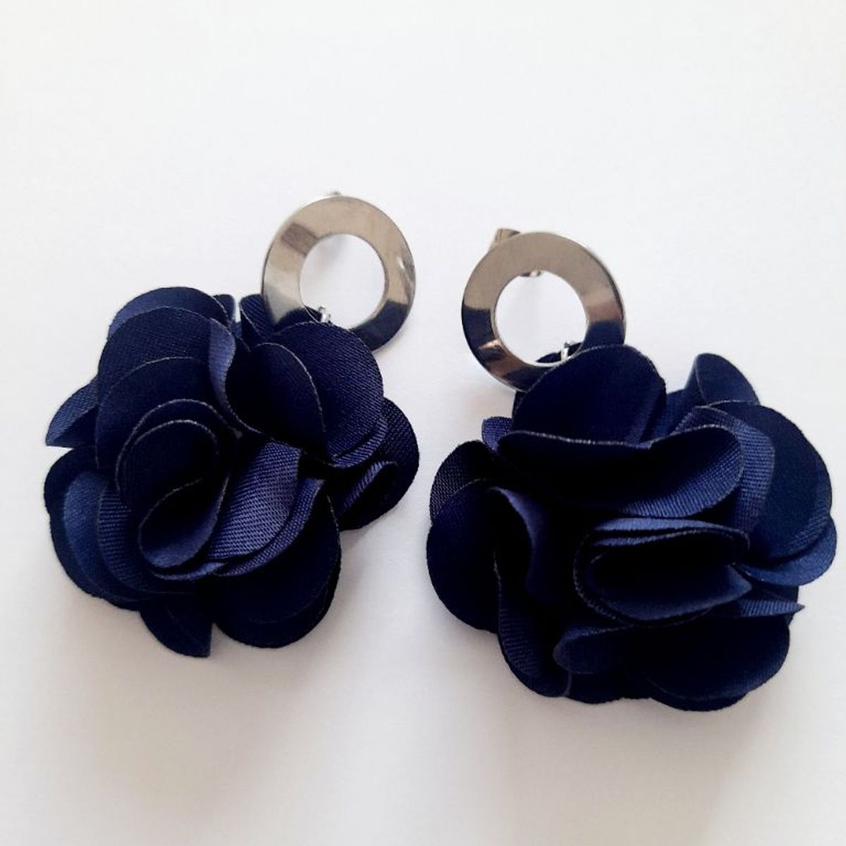 CATHALIFAUDJOYAS - Aros flor tela mediana CathalifaudJoyas.