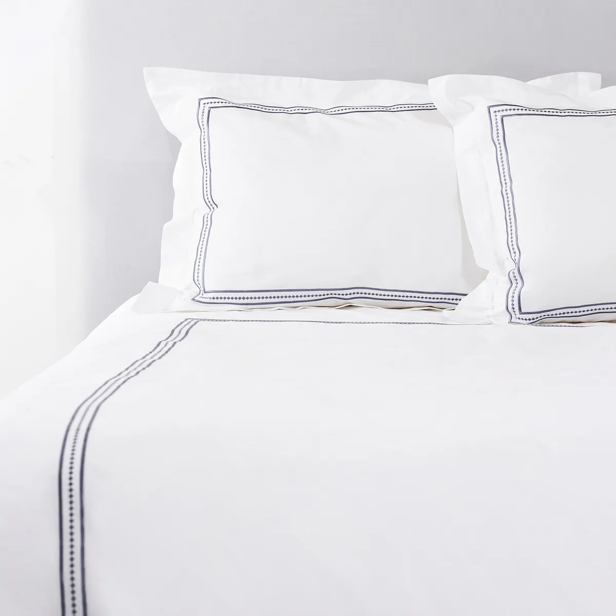 NINA HERRERA - Cubreplumón Bordado Diamond Denim 200 Hilos 1,5 Plaza