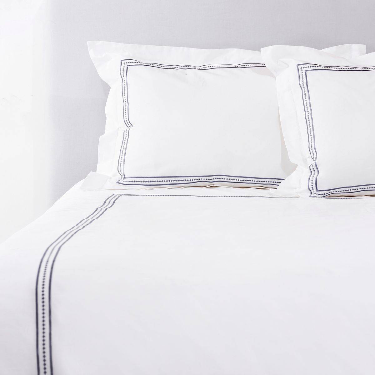 NINA HERRERA - Cubreplumón Bordado Diamond Denim 200 Hilos King