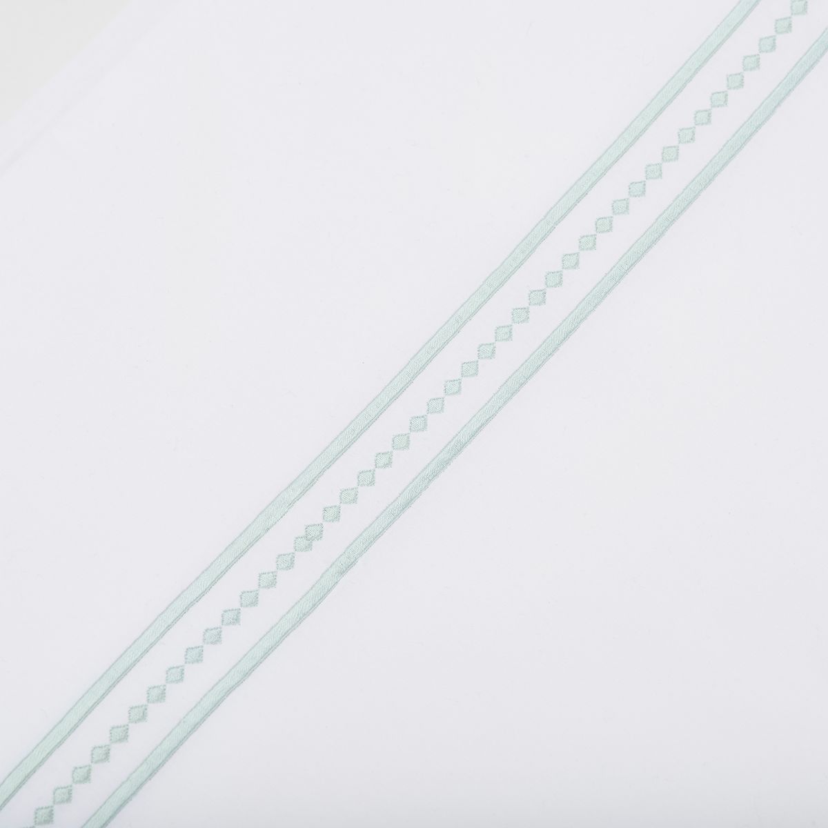 NINA HERRERA - Cubreplumón Bordado Diamond Verde Pastel 200 Hilos King