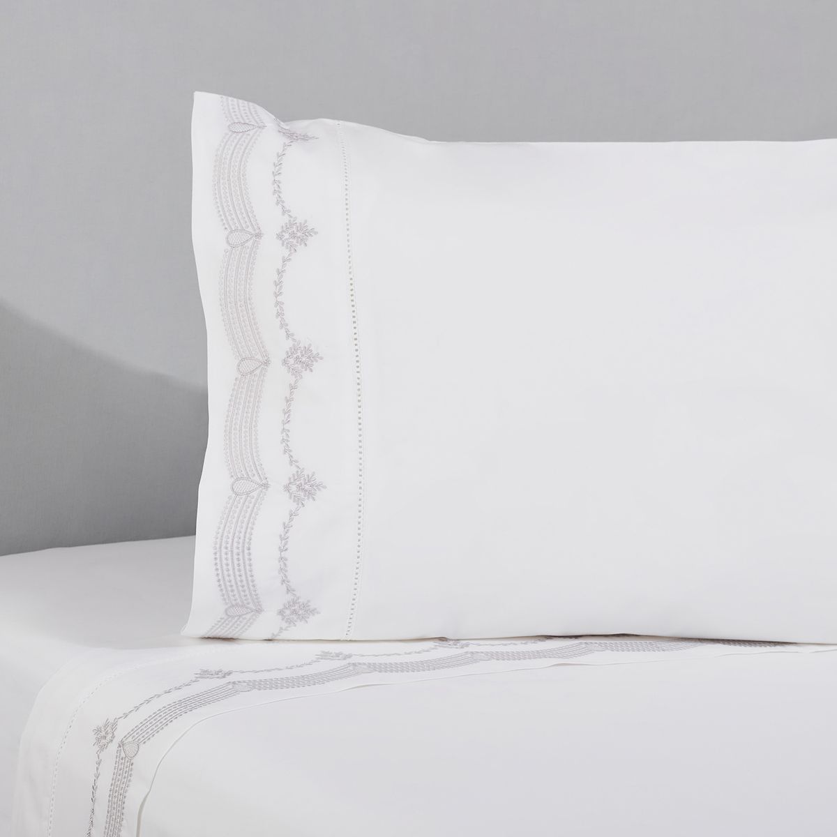 NINA HERRERA - Sábana Bordada Grey Gris 200 Hilos 1,5 Plaza