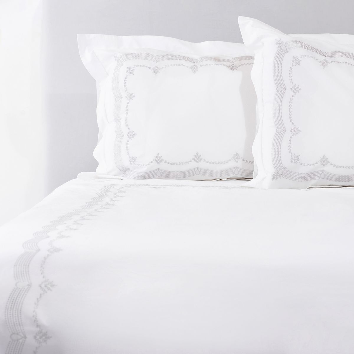 NINA HERRERA - Cubreplumón Bordado Grey Gris 200 Hilos 2 Plazas