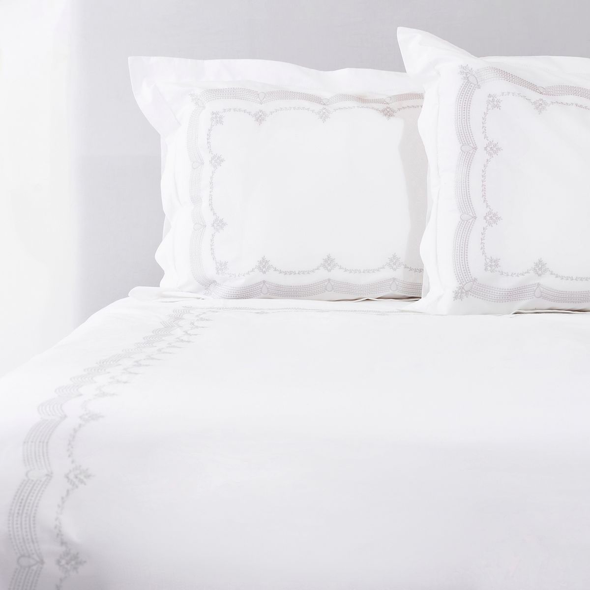 NINA HERRERA - Cubreplumón Bordado Grey Gris 200 Hilos King