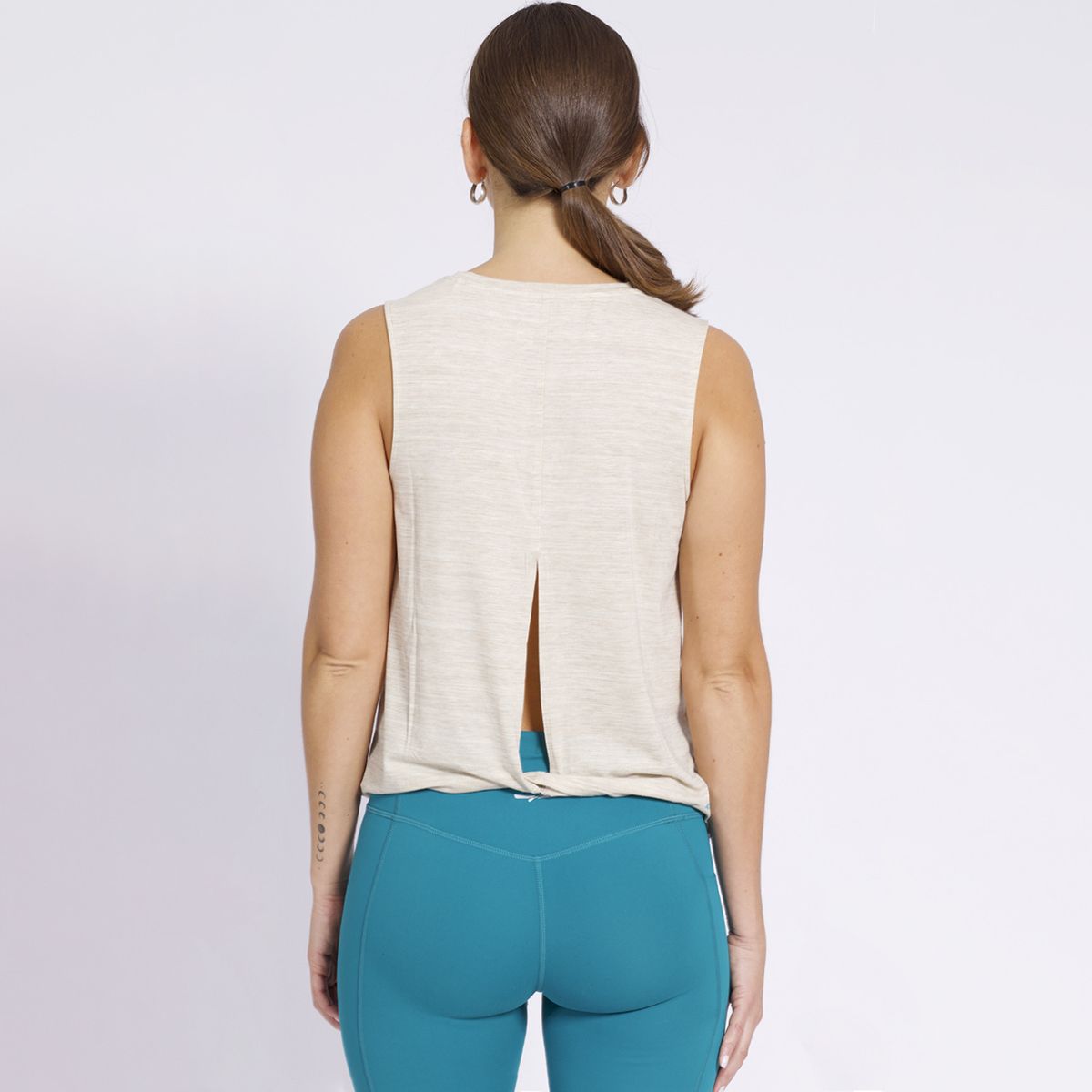 KANNU - Polera Back Details Active Dry Mujer Crema KANNU