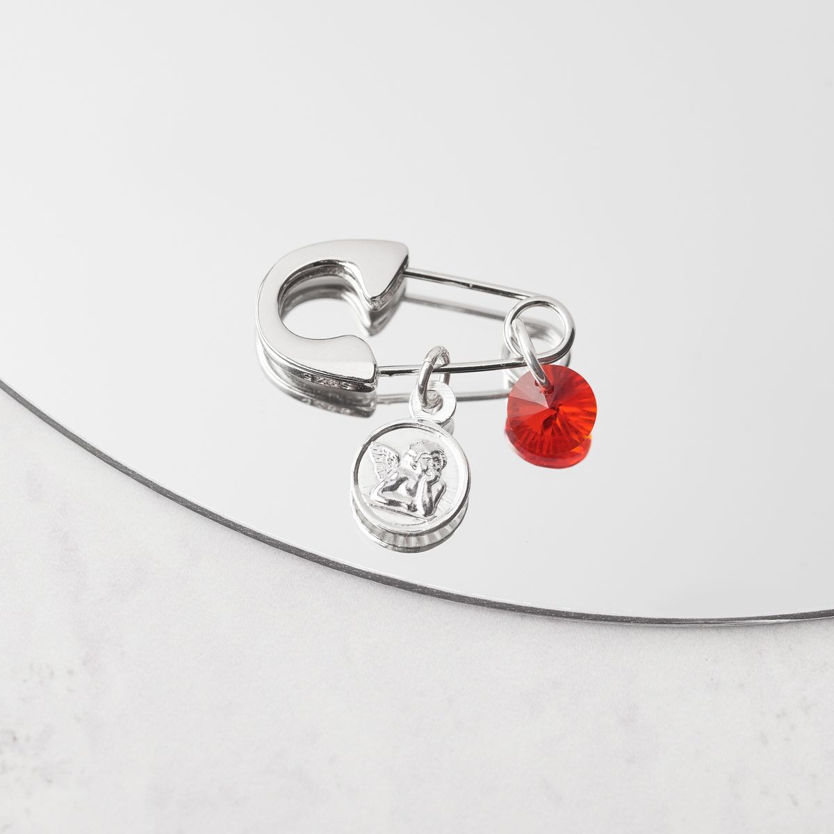 BY LAS CAYETANAS - Ganchito Bebé en Plata 925 con Angelito de la Guarda y cristal rojo