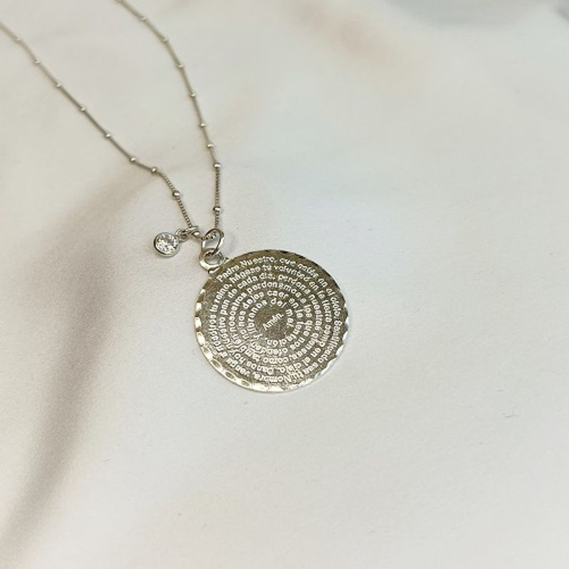 BY LAS CAYETANAS - Collar con medalla Padre Nuestro XL y Cristal