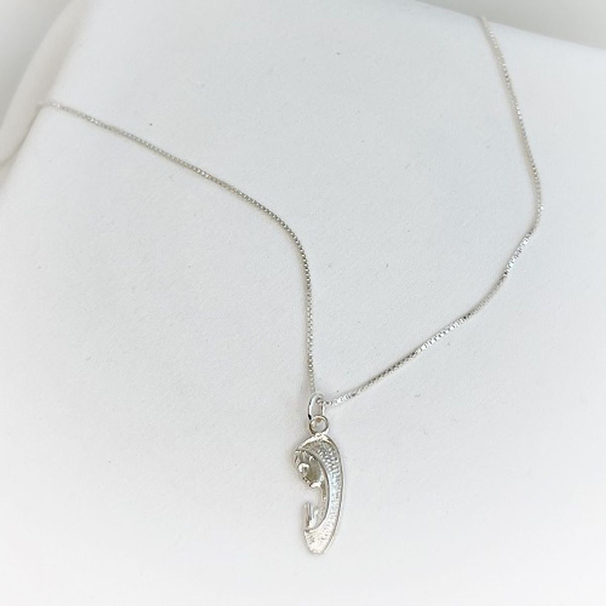 BY LAS CAYETANAS - Collar con medalla de Virgen Niña para mujer en Plata 925.