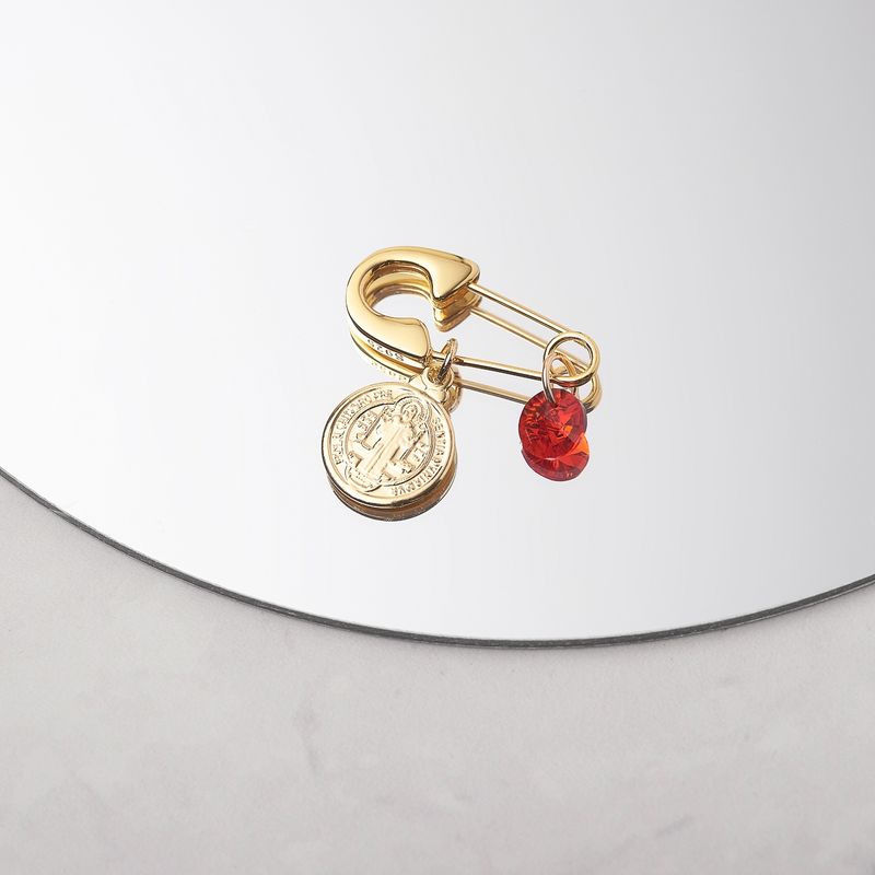 BY LAS CAYETANAS - Ganchito Bebé bañado en Oro 18k con medalla San Benito y Cristal Rojo