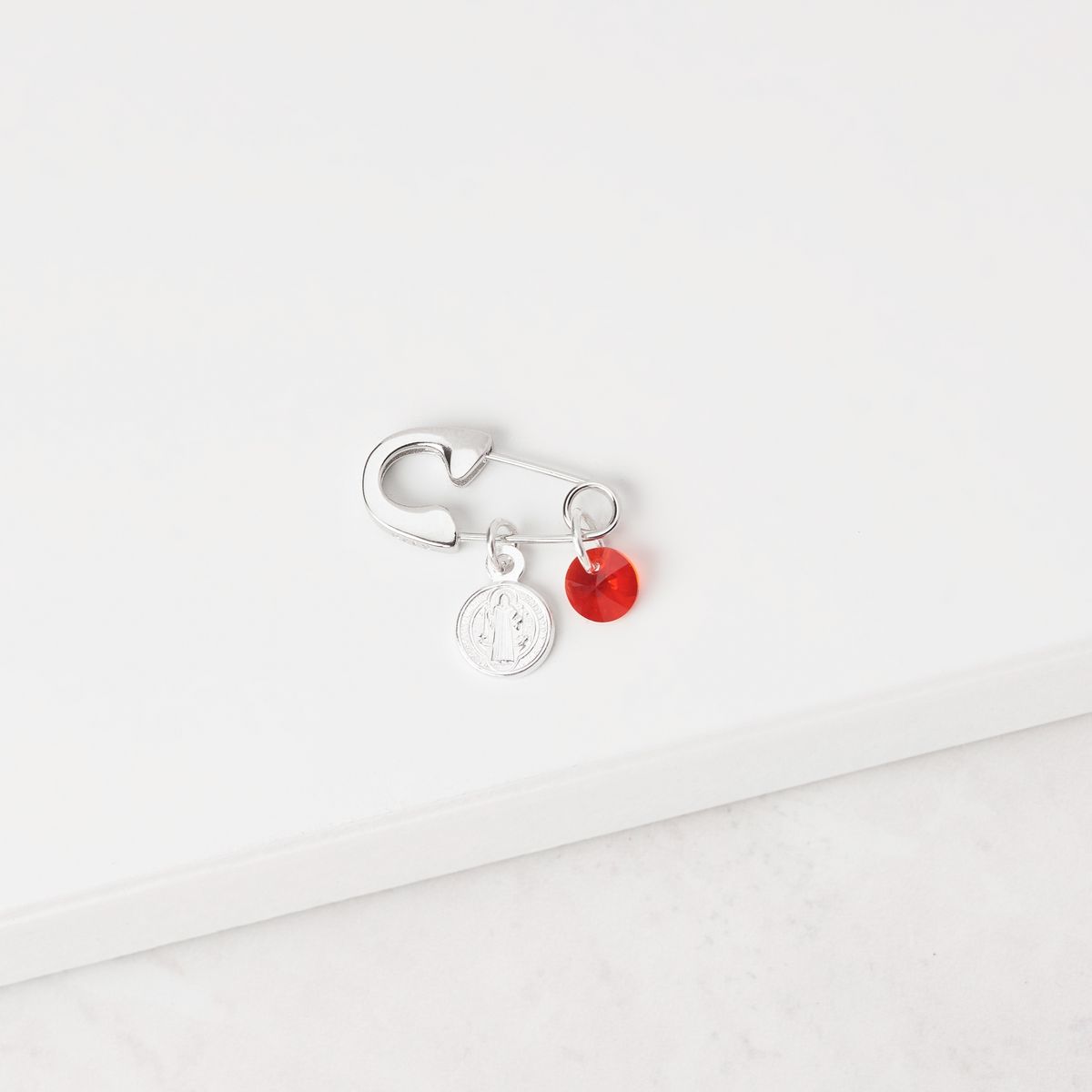 BY LAS CAYETANAS - Ganchito Bebé en Plata 925 con medalla San Benito y Cristal Rojo