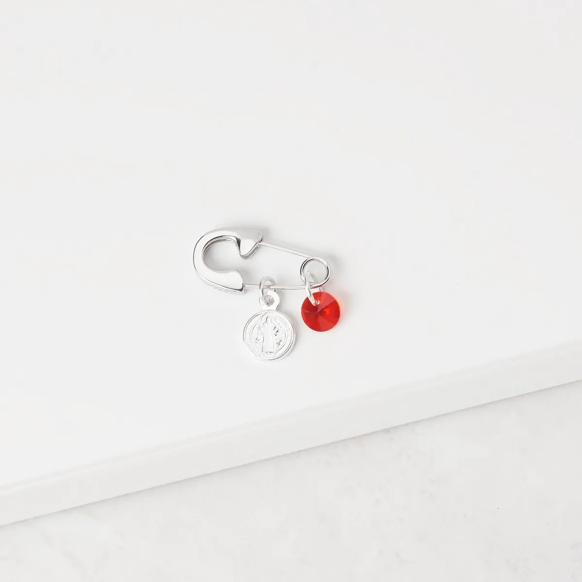 BY LAS CAYETANAS - Ganchito Bebé en Plata 925 con medalla San Benito y Cristal Rojo