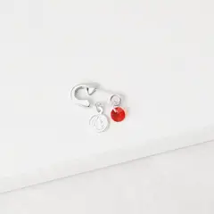 BY LAS CAYETANAS - Ganchito Bebé en Plata 925 con medalla San Benito y Cristal Rojo