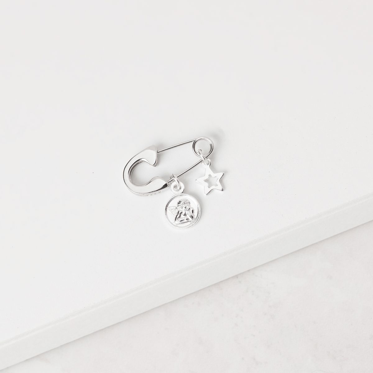 BY LAS CAYETANAS - Ganchito Bebe en Plata 925 con Angelito de la Guarda y Estrella Guia