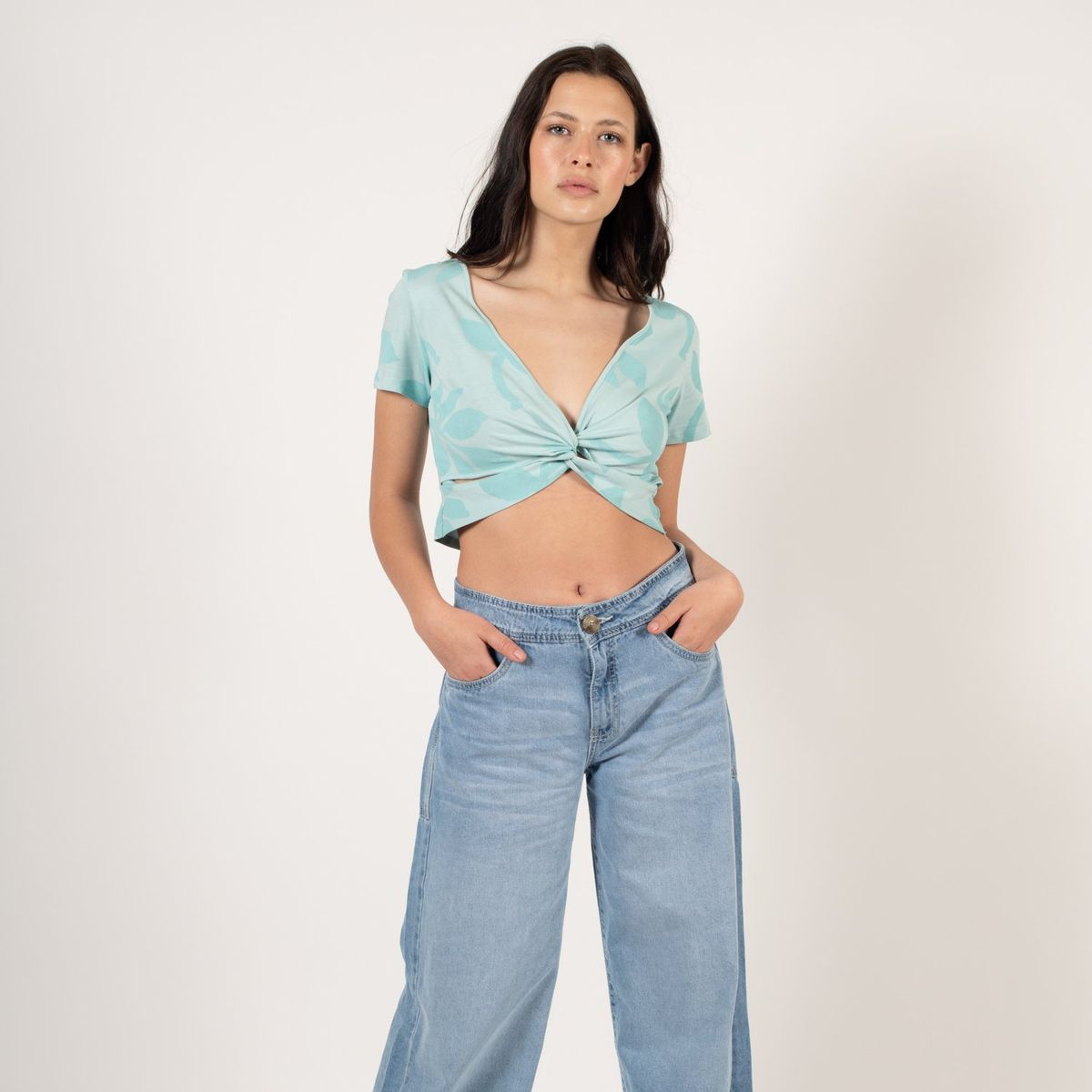 ME QUIERE MUCHO POQUITO NADA - Polera Tropical Menta con Estampado Floral - MQM