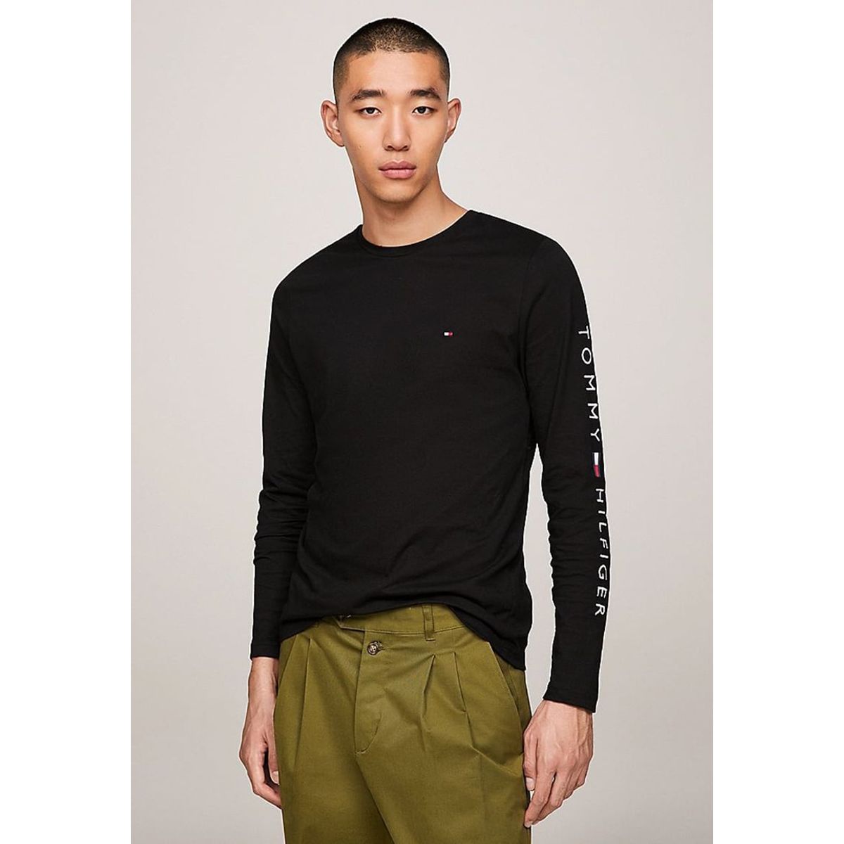 TOMMY HILFIGER - Polera Essential Flag Logo Negro Tommy Hilfiger