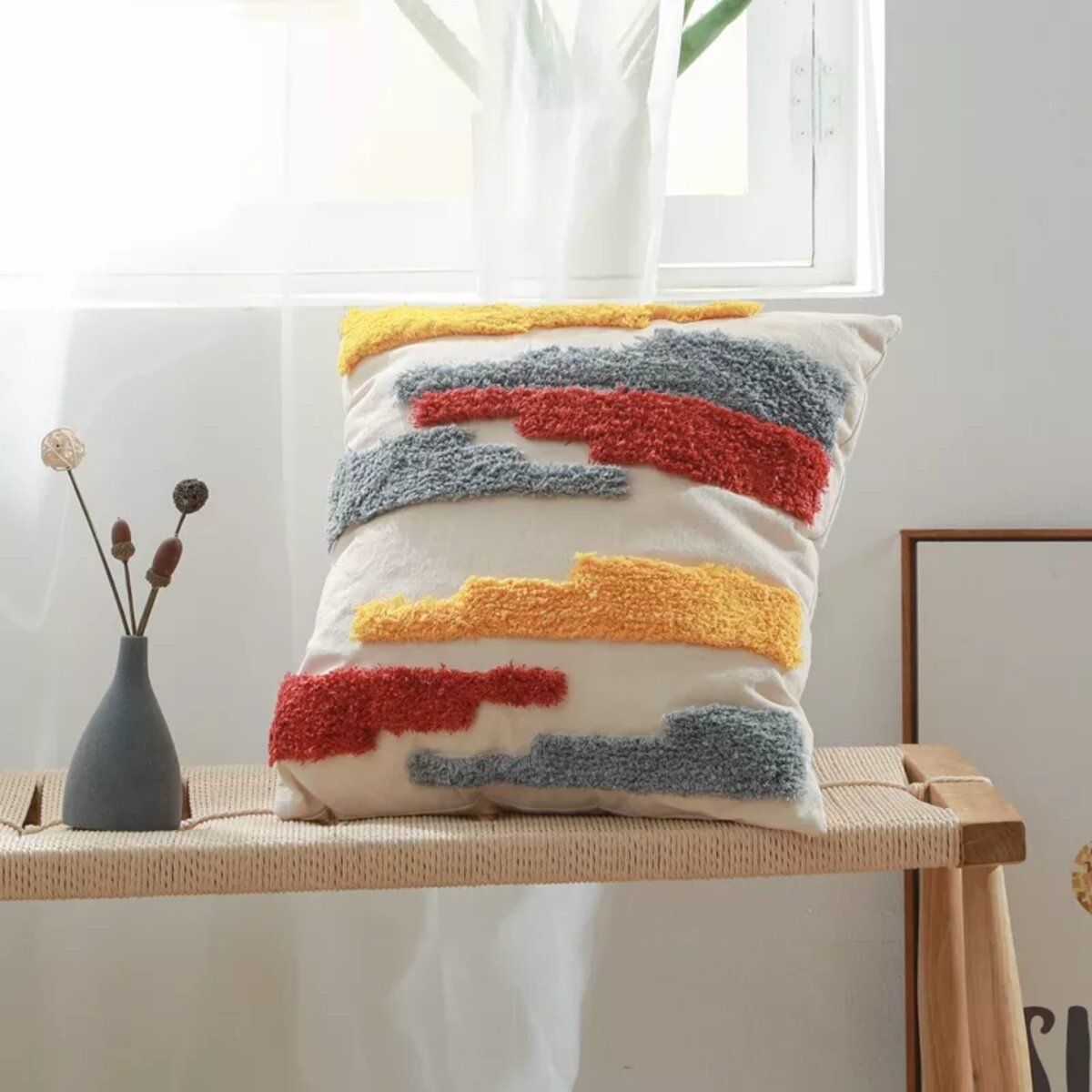 BOHEMIK - Cojín Bordado Fondo Beige con Figuras Bordadas de Color