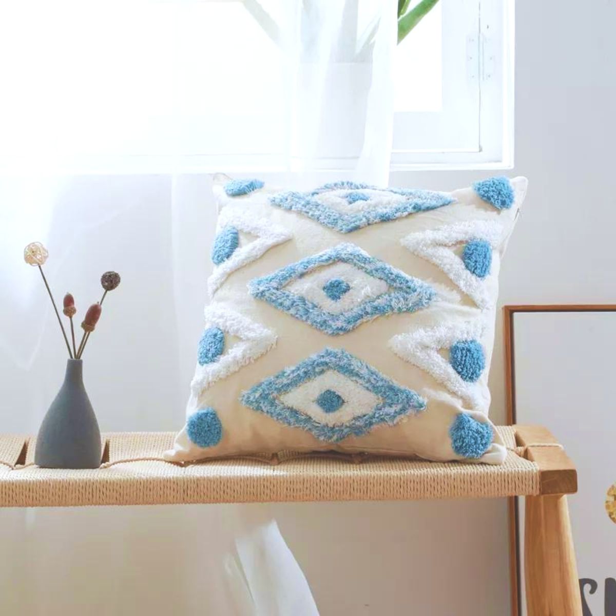 BOHEMIK - Cojín Bordado Fondo Beige con Figuras blanca y azul