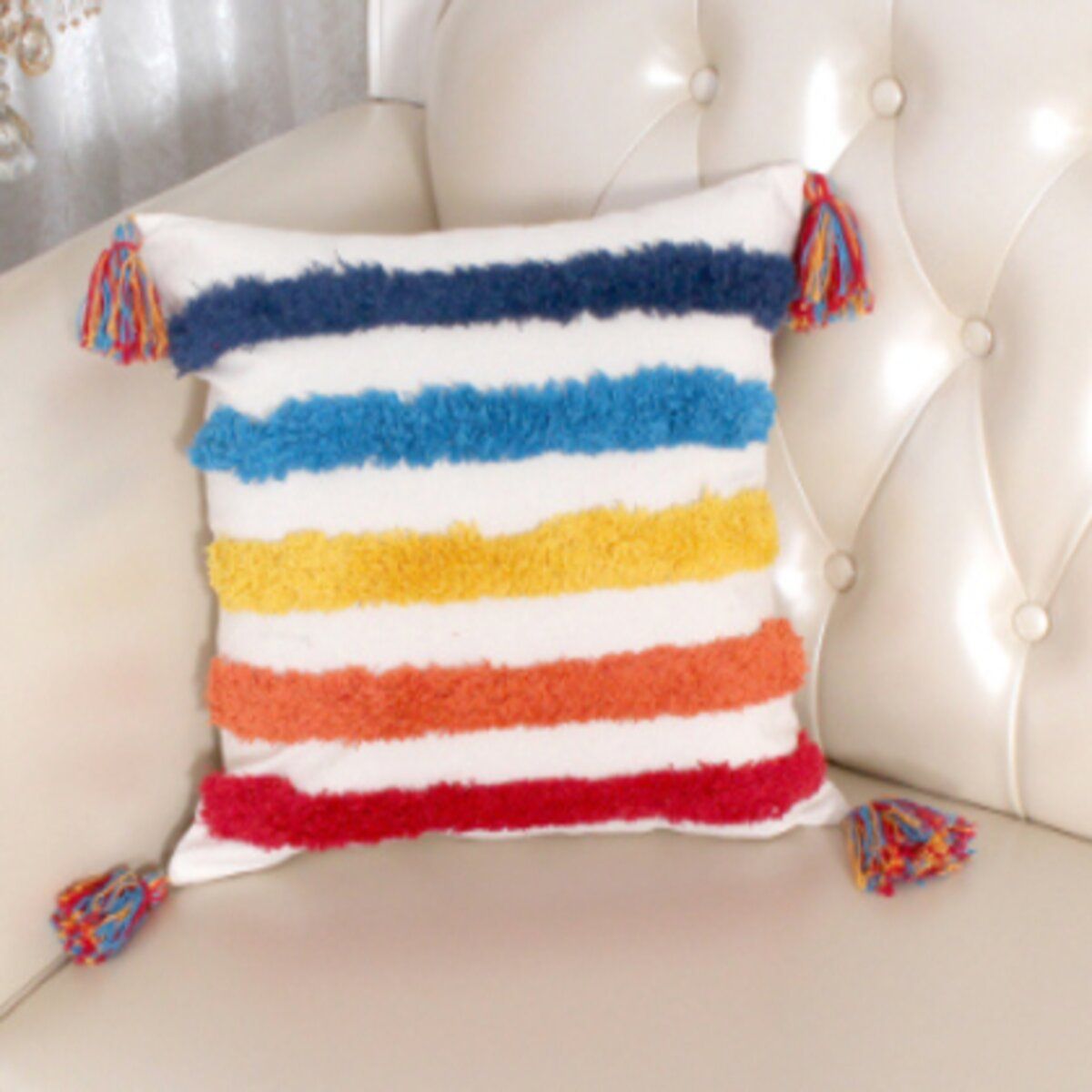 BOHEMIK - Cojín con franjas bordadas de colores con borlas