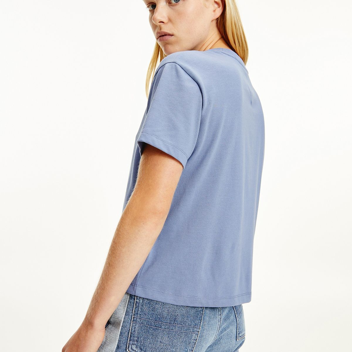 TOMMY HILFIGER - Polera Center Badge Celeste Tommy Jeans.