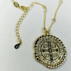 BY LAS CAYETANAS - Collar con medalla de San Benito para mujer bañado en Oro 18k