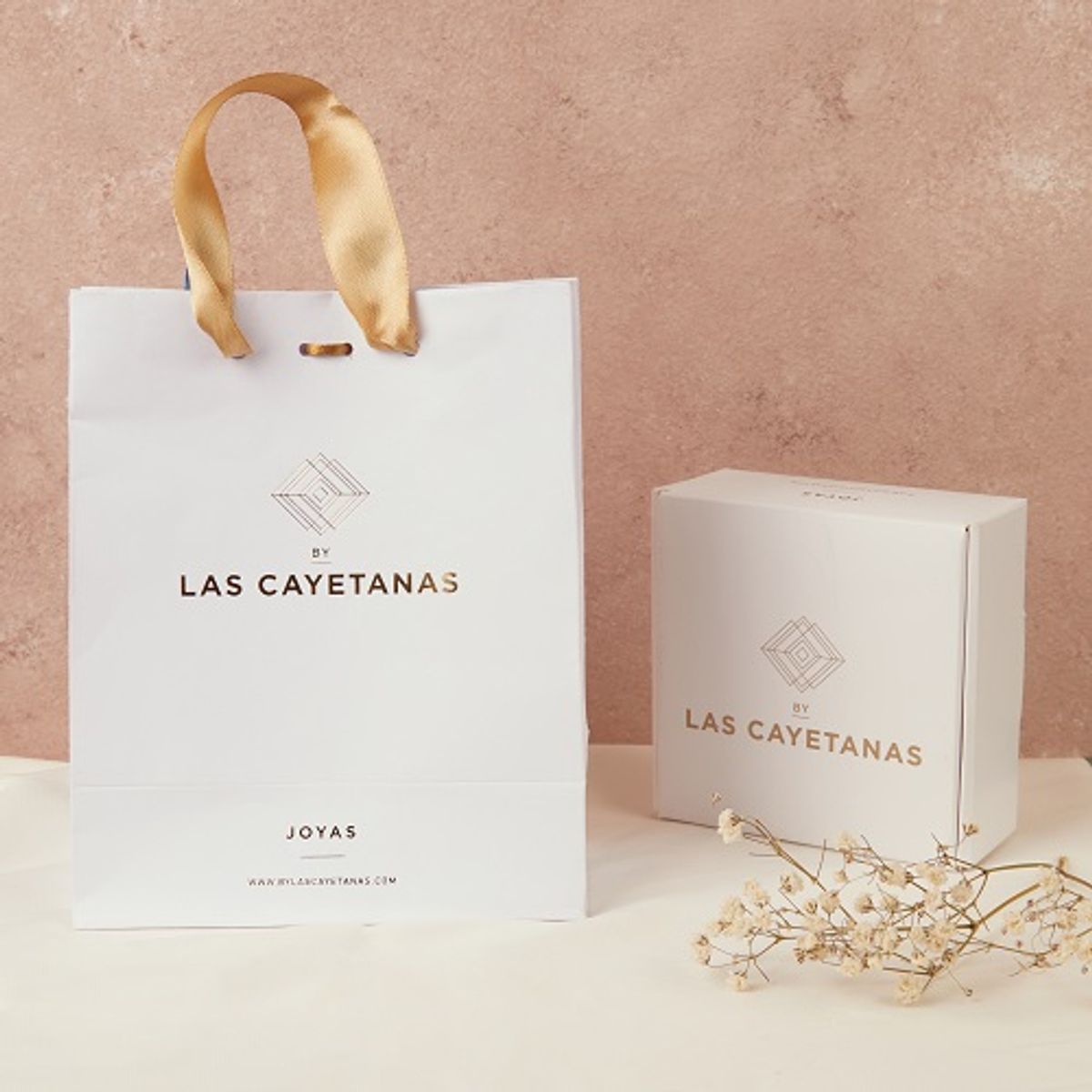 BY LAS CAYETANAS - Collar con medalla de San Benito para mujer bañado en Oro 18k