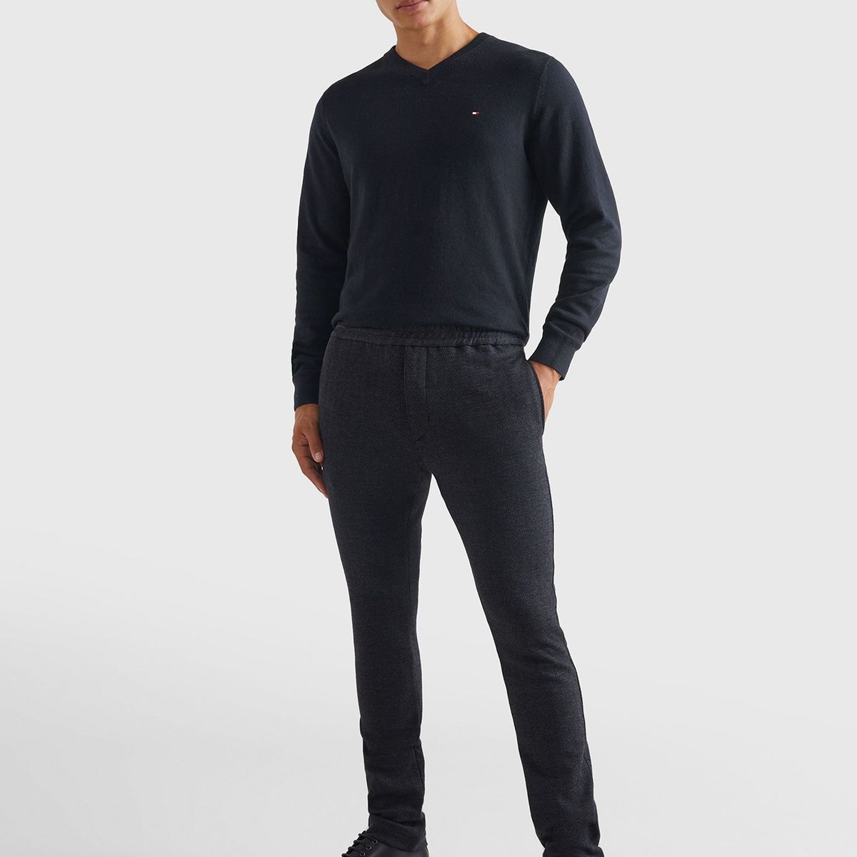 TOMMY HILFIGER - Sweater Básico Signature V-Neck Negro Tommy Hilfiger