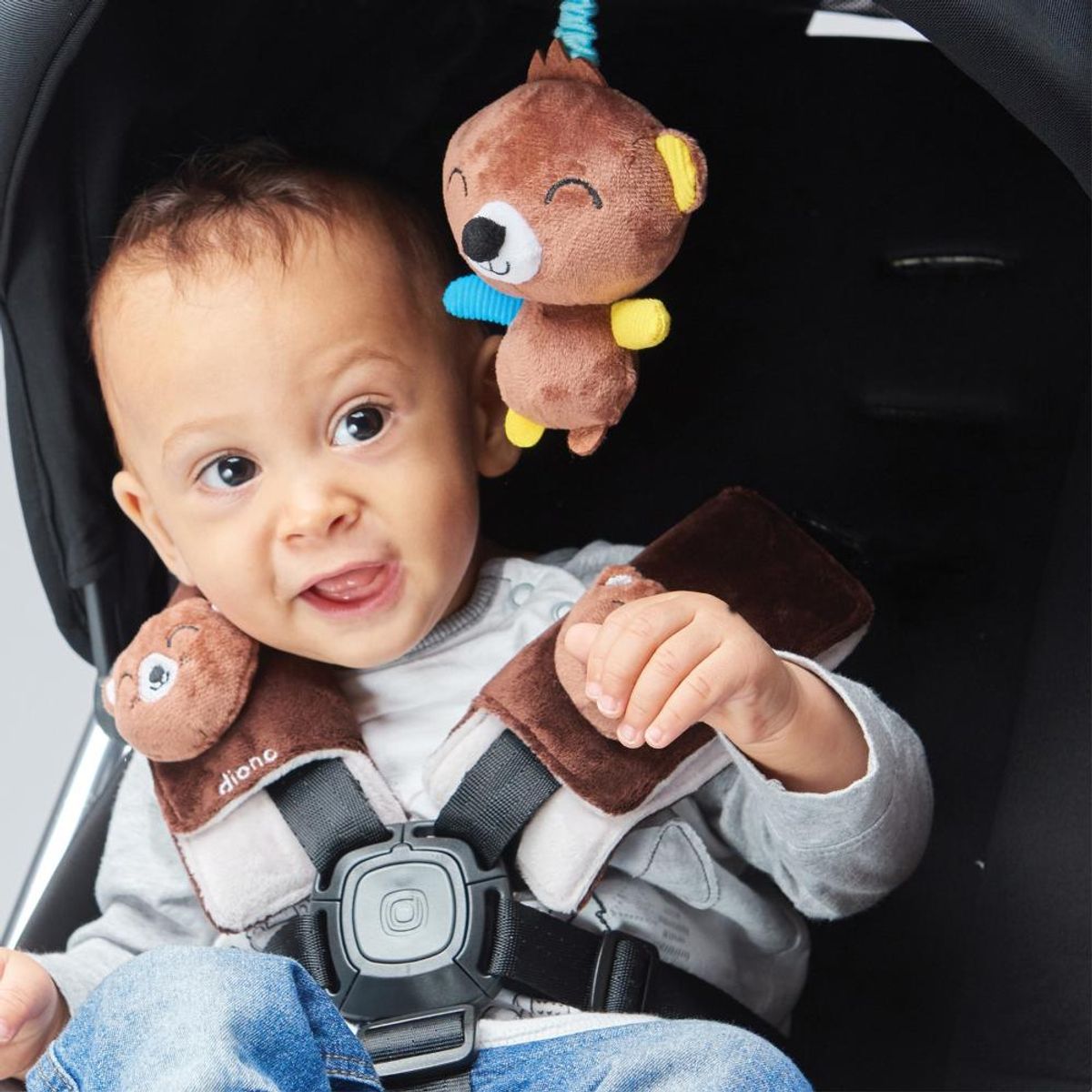 DIONO - Almohadilla para Arnés con Juguete Multisensorial Diono Baby - Oso