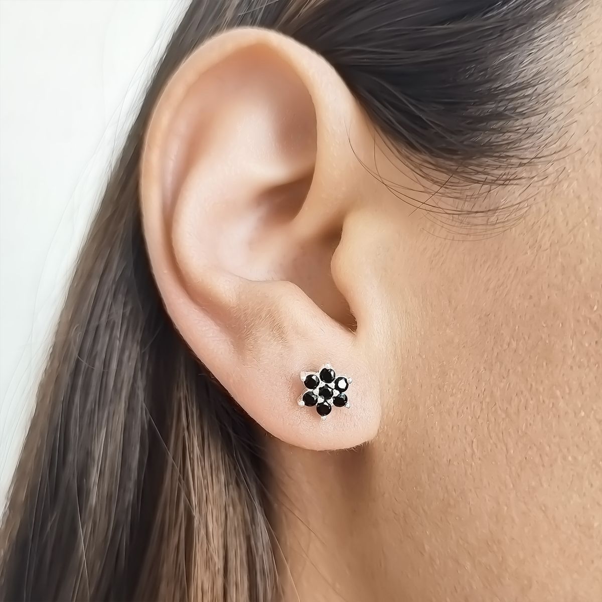 ANDREA COGGIOLA JOYAS - Aros Flor Circón Negro Plata Fina 925