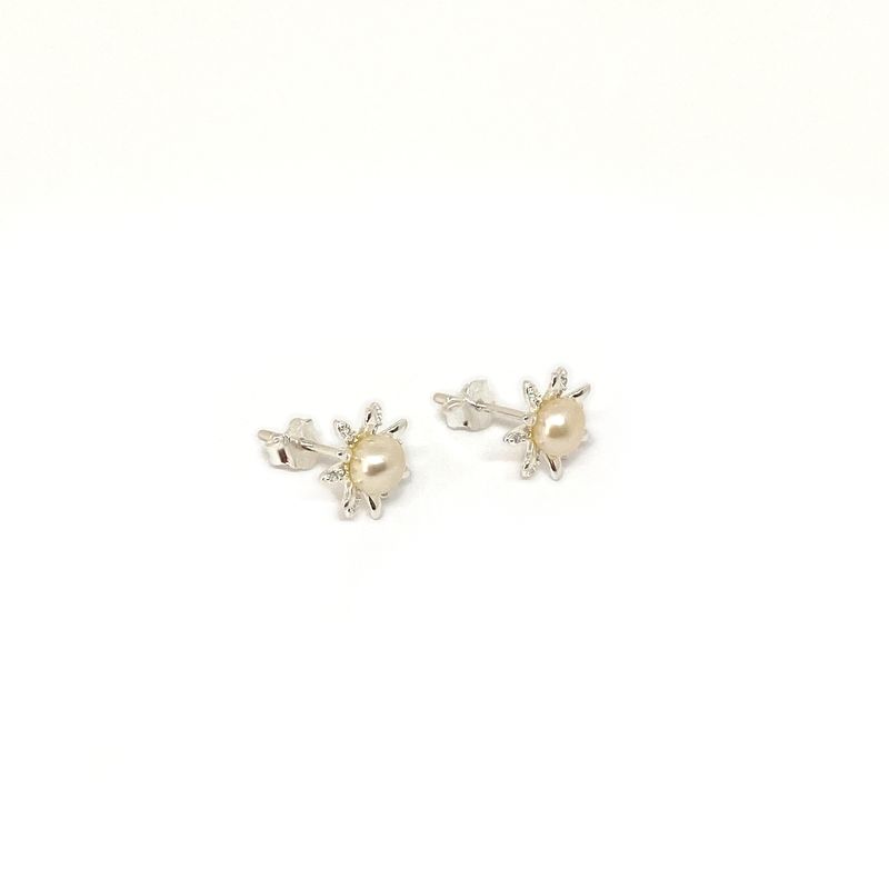 ANDREA COGGIOLA JOYAS - Aros Flor Margarita Perla de Río y Circón Plata Fina 925.