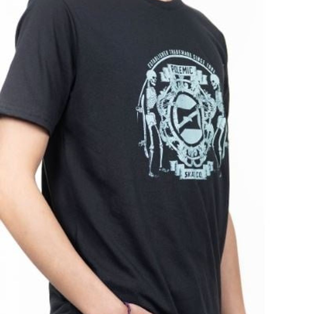 POLEMIC - Polera Skater Tailored Fit Negro Polemic