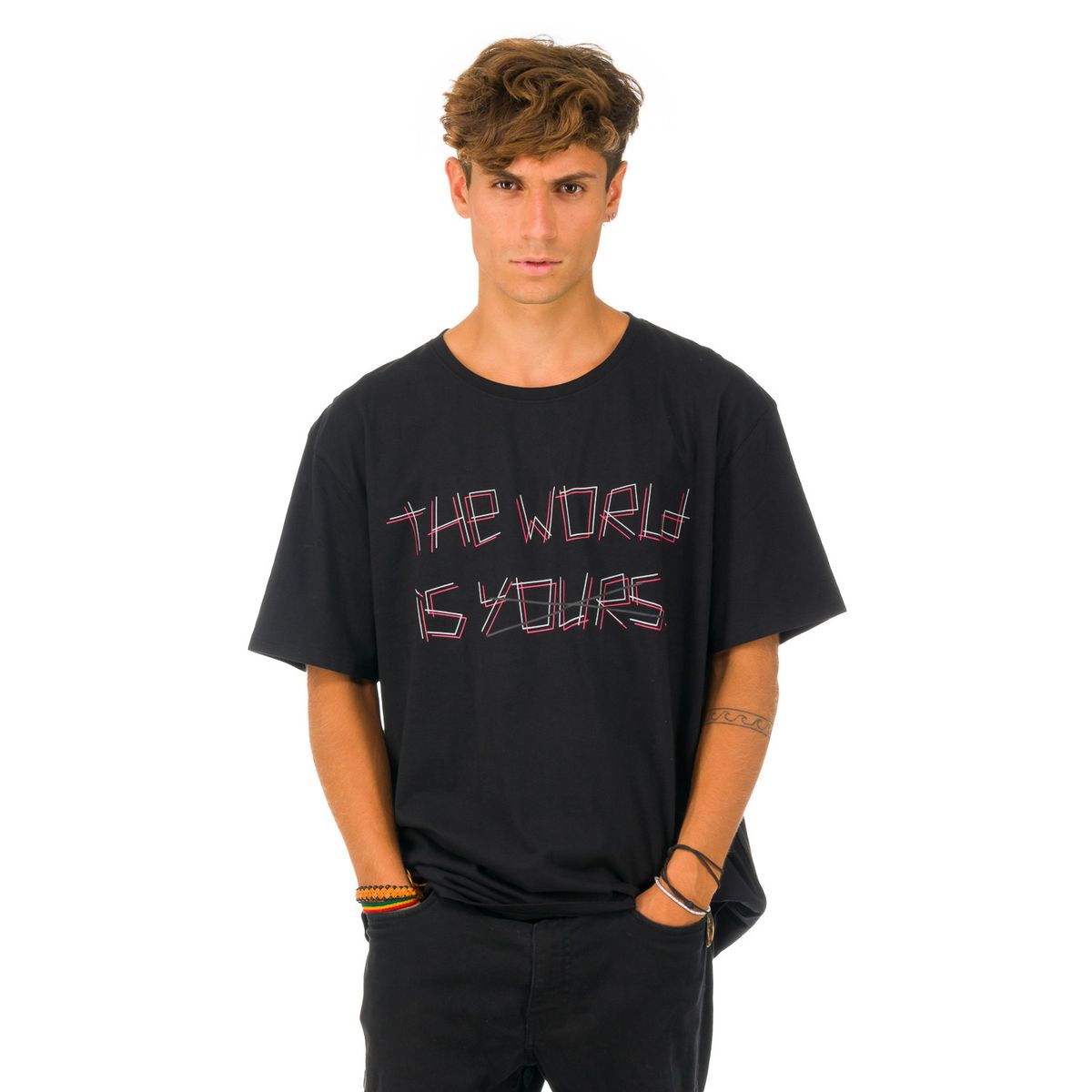 7VEINTE - Polera M/C Unisex The World Negro 7VEINTE