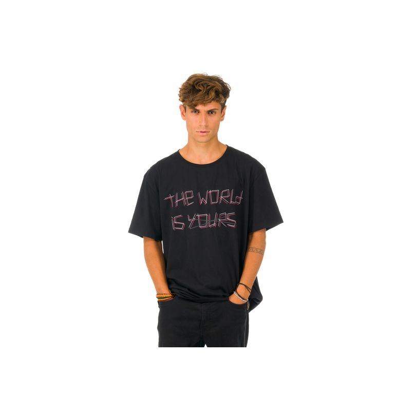 7VEINTE - Polera M/C Unisex The World Negro 7VEINTE