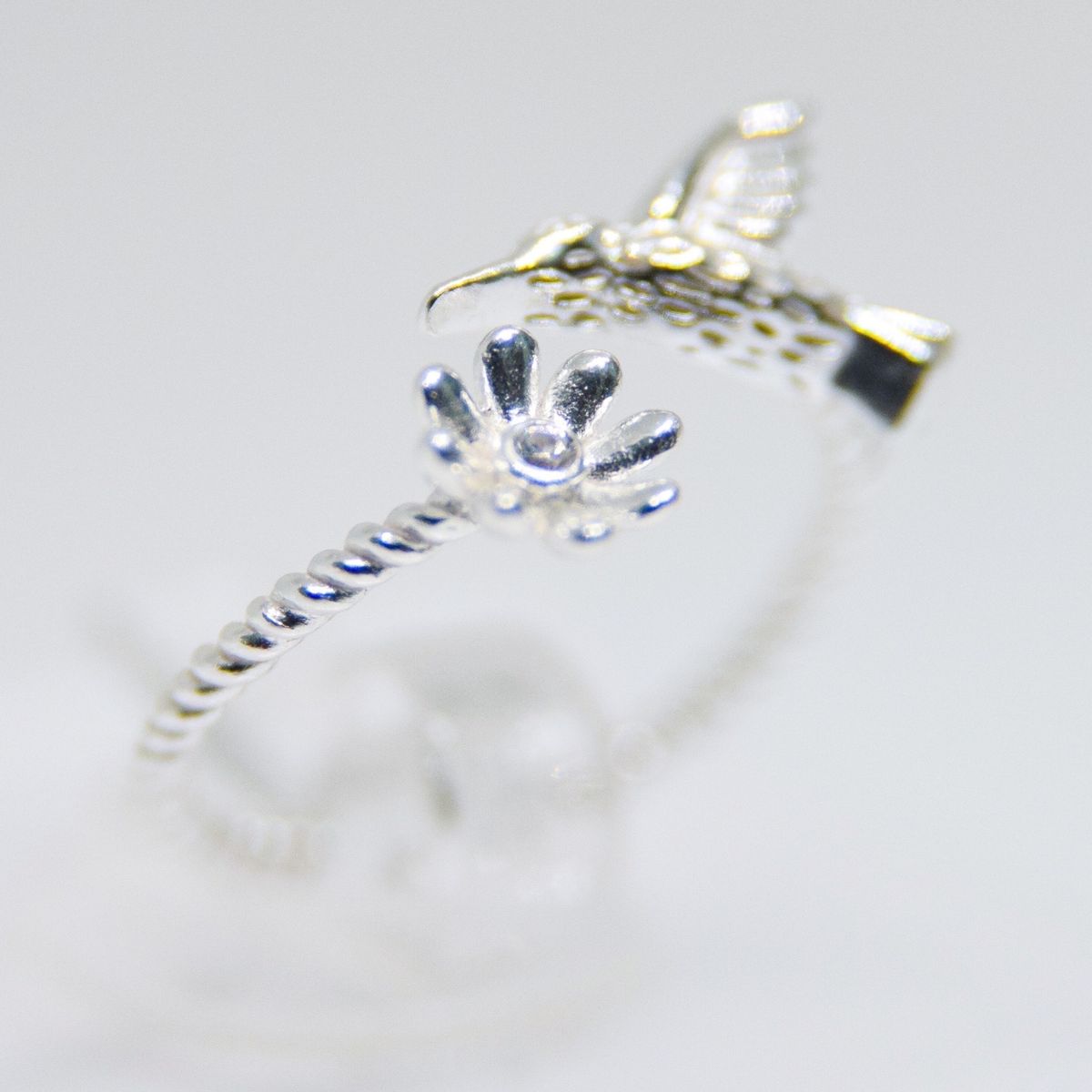 GENERICO - Anillo entorchado figuras de plata.