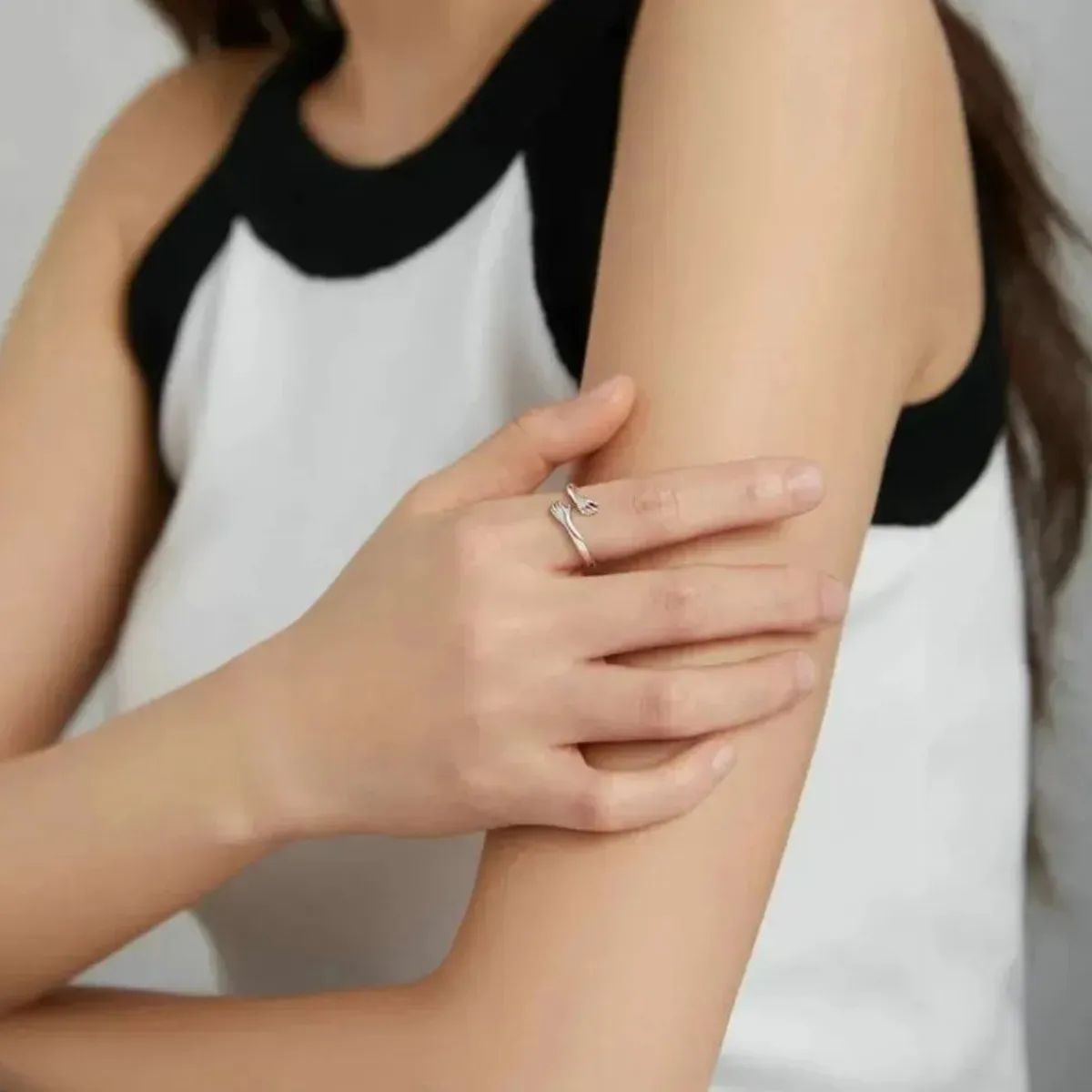 KUANGYE - Anillo Ajustable Manos Abrazo Pareja De Bañado en plata Compromiso